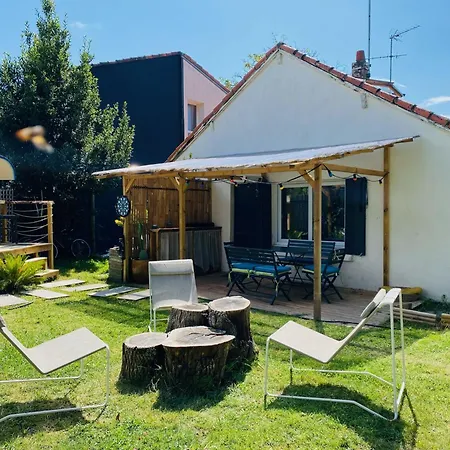 Maisonnette Dans La Verdure Et Le Calme